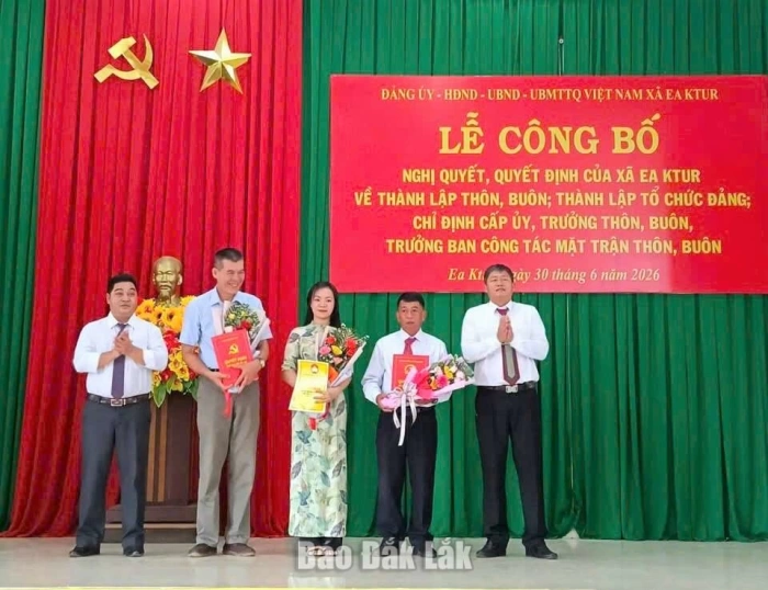 Xã Ea Ktur công bố các nghị quyết, quyết định về sắp xếp, tổ chức lại thôn, buôn và công tác cán bộ sau sắp xếp
