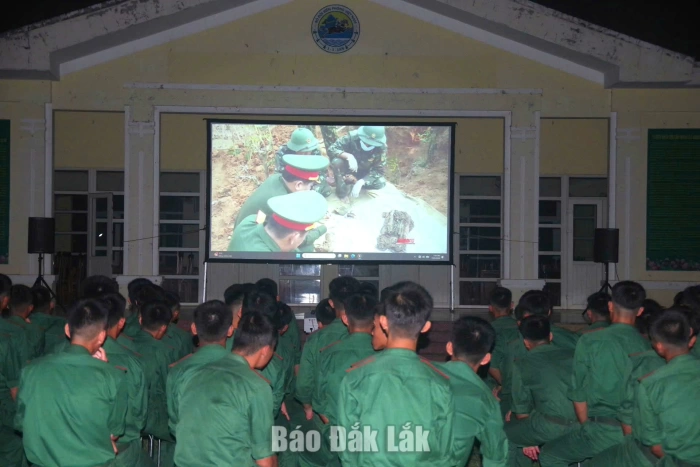 Chiếu phim lưu động phục vụ cán bộ, chiến sĩ và nhân dân dịp 27/7