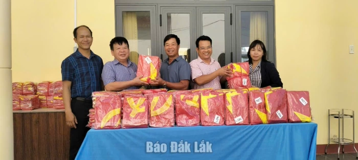 Xã Đắk Liêng tiếp nhận 1.600 lá cờ phục vụ tuyên truyền Đại hội Đảng các cấp