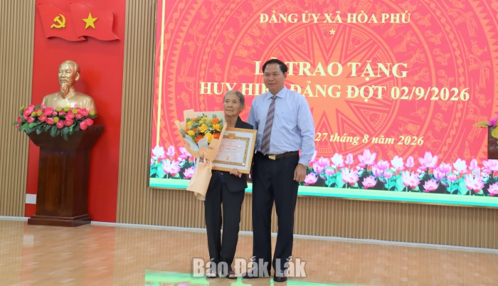 Xã Hòa Phú trao Huy hiệu Đảng đợt 2/9 cho 16 đảng viên