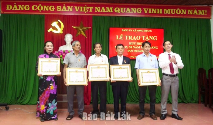 Xã Pơng Drang trao tặng Huy hiệu Đảng đợt 2/9 cho 30 đảng viên