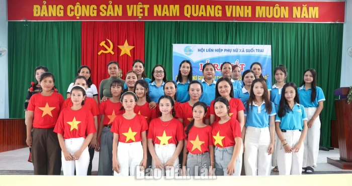 Xã Suối Trai ra mắt Câu lạc bộ “Phụ nữ giúp nhau chuyển đổi số” và mô hình “Gia đình số”