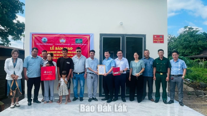 Xã Ea Nuôl trao 2 căn nhà Đại đoàn kết cho hộ khó khăn