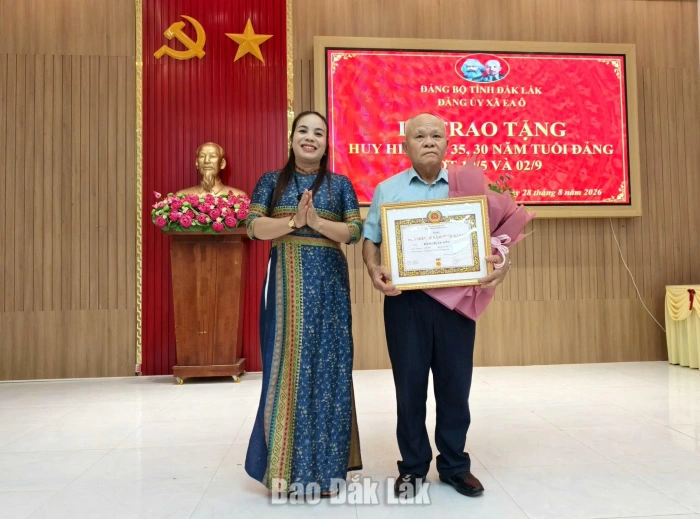22 đảng viên xã Ea Ô được trao tặng Huy hiệu Đảng