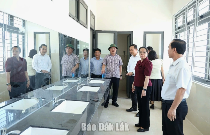 Phó Bí thư Tỉnh ủy Huỳnh Thị Chiến Hòa kiểm tra công tác chuẩn bị năm học mới