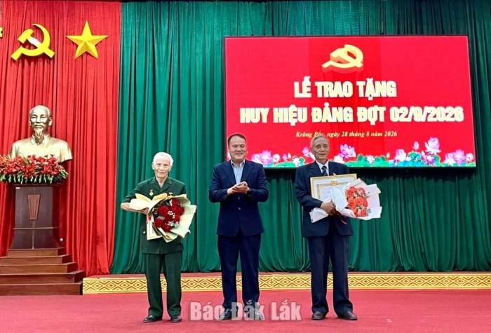 Đảng ủy xã Krông Pắc tổ chức trao tặng Huy hiệu Đảng cho 118 đảng viên