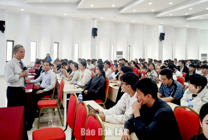 Hơn 1.000 tân sinh viên làm thủ tục nhập học