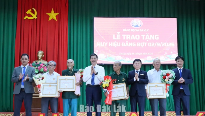 Đảng ủy xã Ea Kly: Tổ chức sinh hoạt chính trị và trao tặng Huy hiệu Đảng cho 59 đảng viên