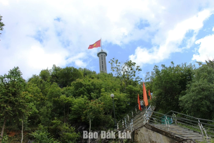 Lá cờ nơi địa đầu Tổ quốc