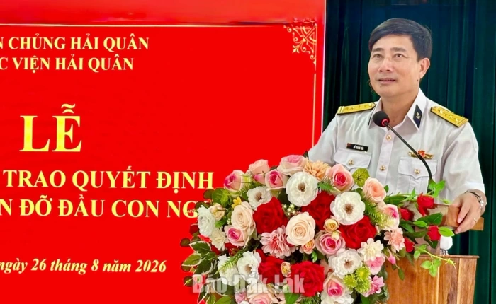 Học viên Hải quân nhận đỡ đầu con ngư dân khó khăn phường Xuân Đài