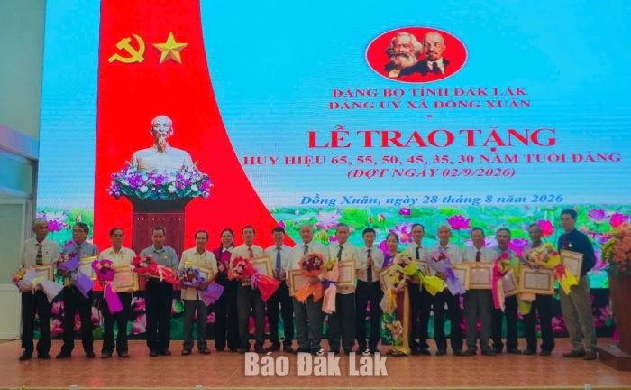 Các xã Đồng Xuân và Xuân Lãnh, trao huy hiệu Đảng đợt 2/9