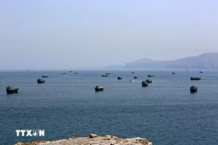 Iran-Oman đàm phán thiết lập tuyến hàng hải mới qua eo biển Hormuz