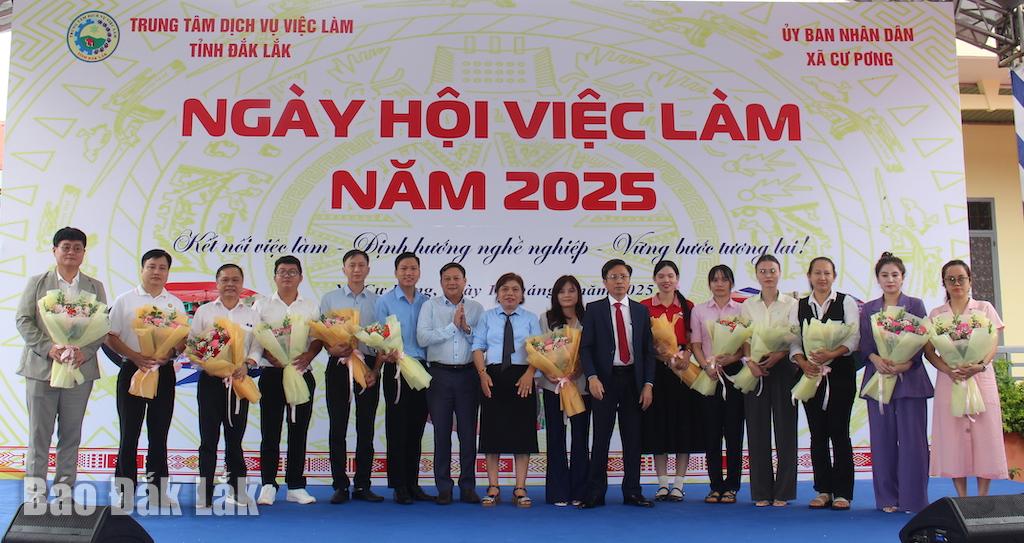 Hơn 200 lao động tham gia Ngày hội việc làm xã Cư Pơng năm 2025