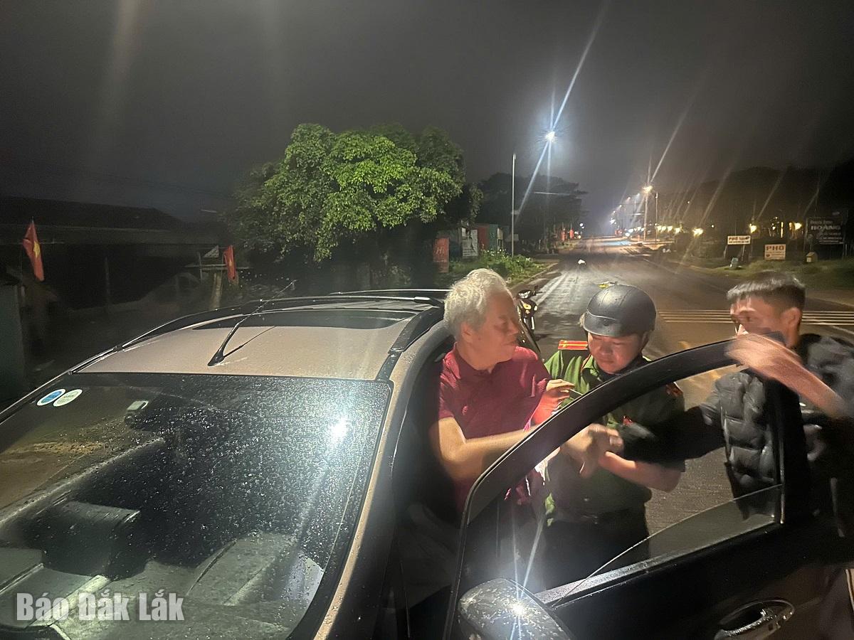 Công an xã Krông Búk kịp thời cứu giúp người đàn ông bị đột quỵ