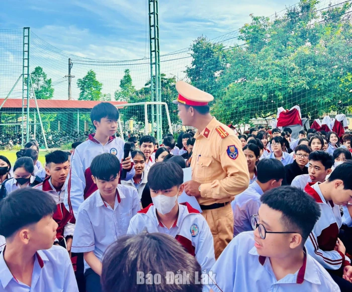 Trang bị kiến thức và kỹ năng cần thiết cho học sinh xã Ea Wer