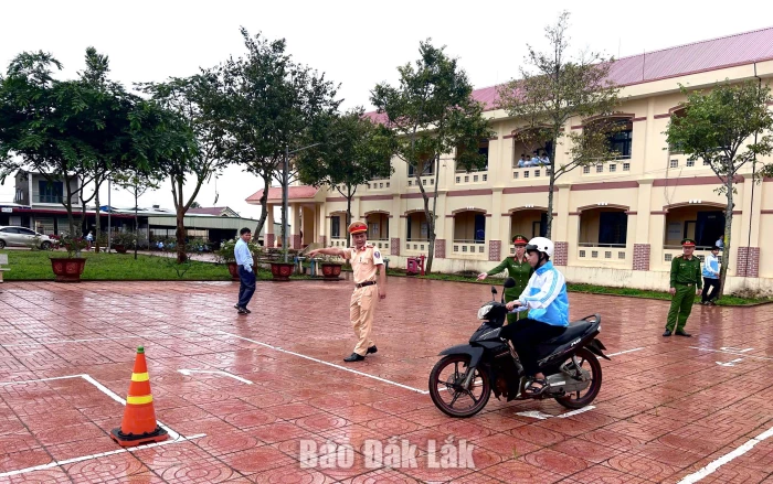 Tuyên truyền an toàn giao thông tại Trường THPT số 1 Tôn Đức Thắng