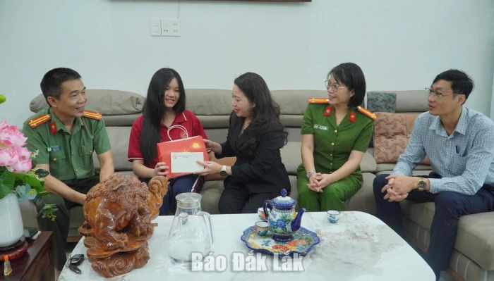 Lãnh đạo HĐND tỉnh thăm, tặng quà con thương binh Công an nhân dân nhân dịp Tết Trung thu