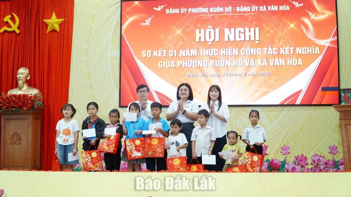 Sơ kết 1 năm kết nghĩa giữa phường Buôn Hồ và xã Vân Hòa