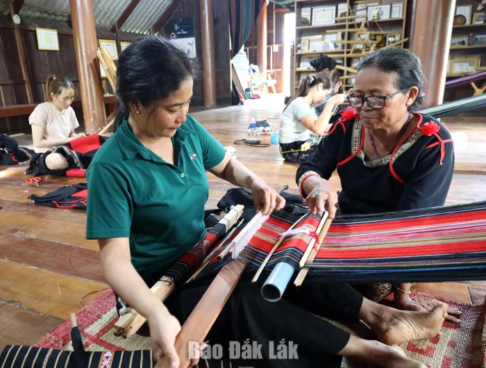 Người giữ bản sắc cho buôn làng