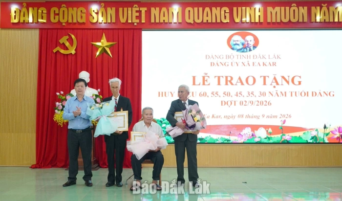 Đảng ủy xã Ea Kar trao tặng Huy hiệu Đảng cho 159 đảng viên