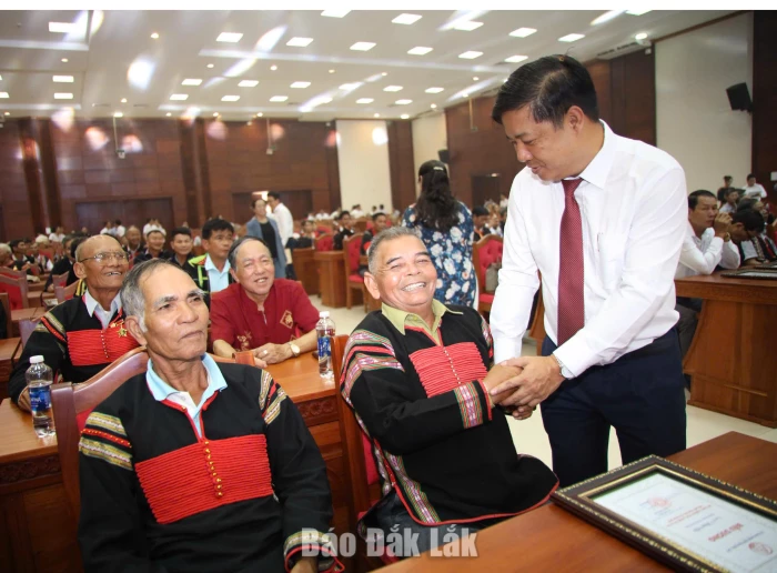 Những hình ảnh ấn tượng trong buổi gặp mặt, biểu dương già làng, người có uy tín tiêu biểu