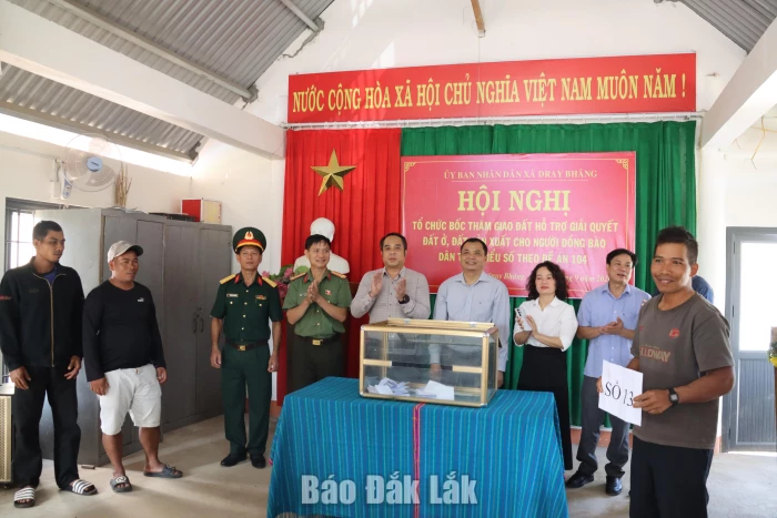Dray Bhăng tổ chức bốc thăm giao đất cho 24 hộ đồng bào dân tộc thiểu số