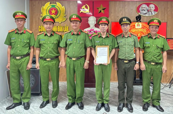 Trao thưởng đột xuất Công an phường Ea Kao vì phá nhanh vụ cướp tài sản