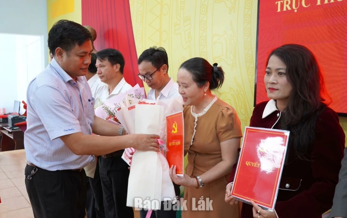 Đảng bộ xã Dliê Ya thành lập các Đảng bộ trường học