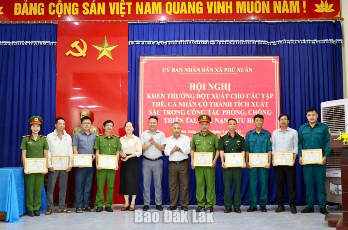 Xã Phú Xuân khen thưởng đột xuất các tập thể, cá nhân có thành tích cứu nạn, cứu hộ