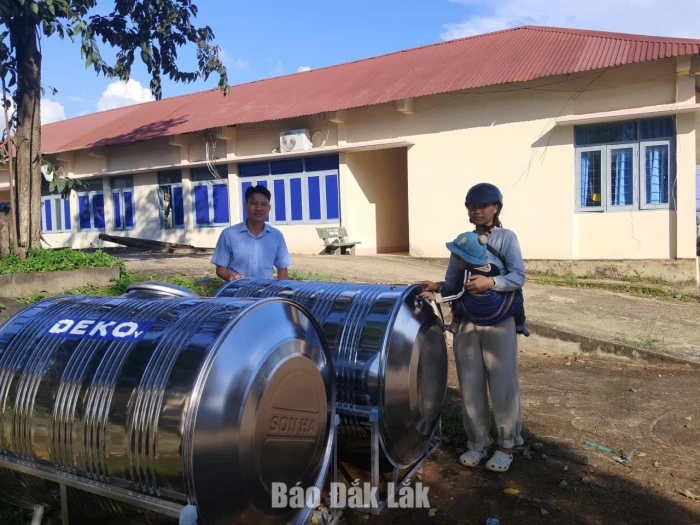 Xã Tam Giang cấp 56 bồn chứa nước cho hộ nghèo, cận nghèo