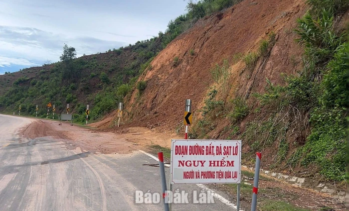 Cảnh báo nguy cơ sạt lở tại đèo Phượng Hoàng