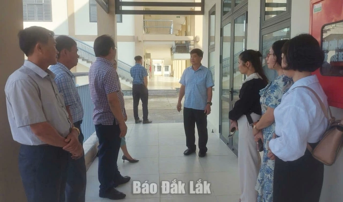 Phó Chủ tịch UBND tỉnh Nguyễn Thiên Văn kiểm tra công tác chuẩn bị cho lễ khai giảng tại các trường liên cấp vùng biên giới