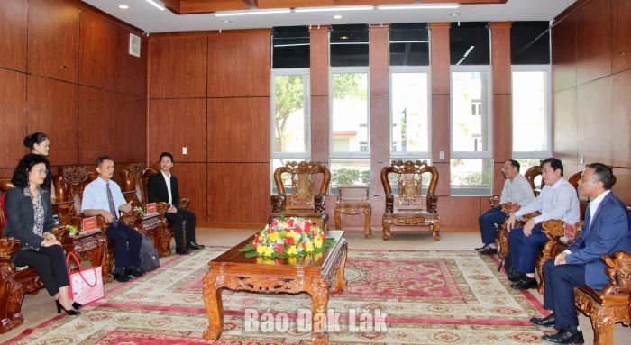 Deputy Secretary of the Provincial Party Committee Y Giang Gry Nie Knong holds courtesy meeting with representatives of foreign non-governmental organisations