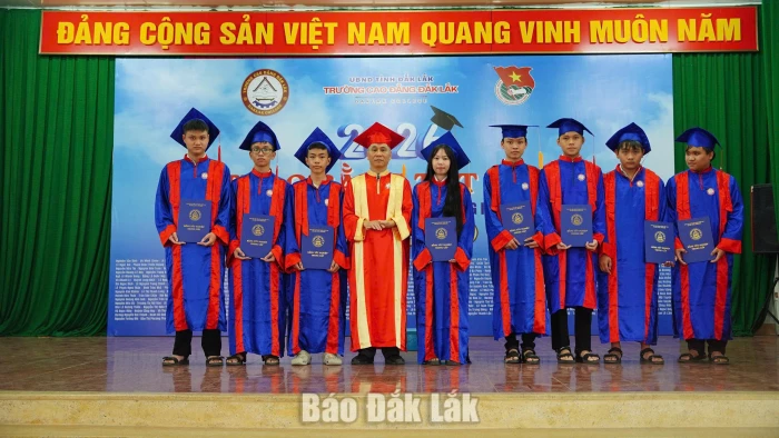 Trường Cao đẳng Đắk Lắk trao bằng tốt nghiệp cho 345 học sinh, sinh viên