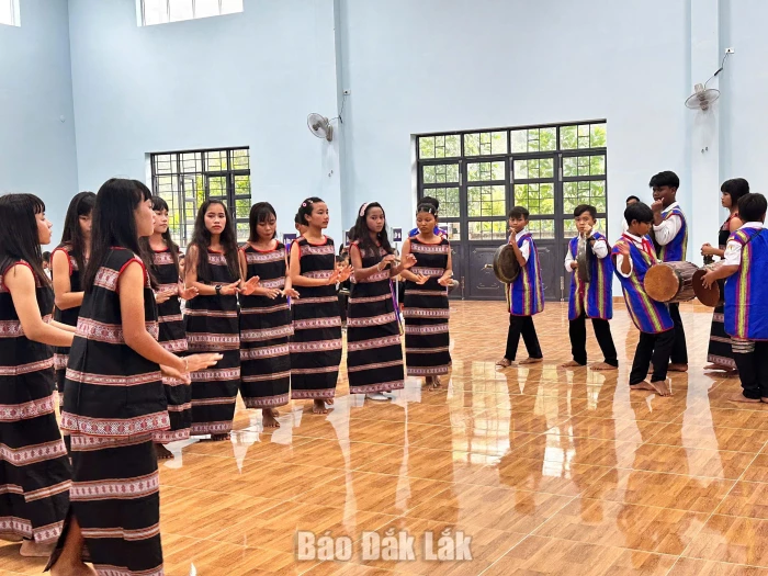 Bế mạc lớp truyền dạy trống đôi, cồng 3, chiêng 5 và múa xoang tại Phú Mỡ