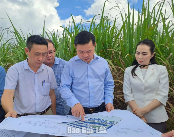 Chủ tịch UBND tỉnh Đỗ Hữu Huy kiểm tra dự án ổn định dân cư và tặng quà người dân xã Ea Wer