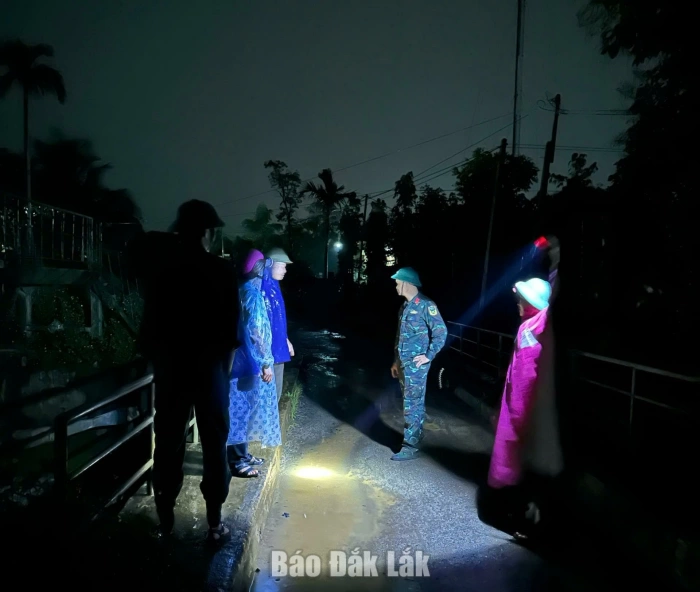 Lãnh đạo UBND xã Ea Knuếc kiểm tra an toàn hồ đập sau mưa lớn