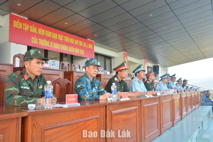 Trường Sĩ quan Không quân tổ chức diễn tập bắn, ném bom đạn thật