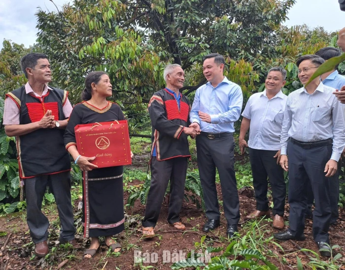 PPC Chairman visits livelihood models, presents gifts to residents in Cu Pong revolutionary base area