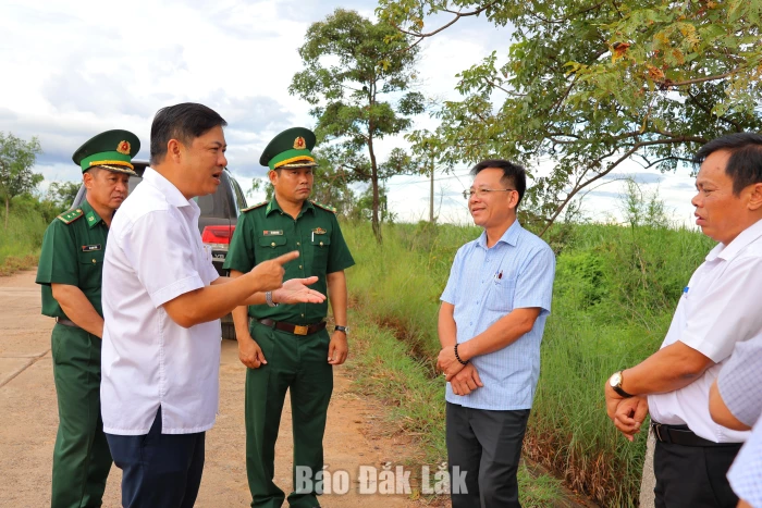 Bí thư Tỉnh ủy Lương Nguyễn Minh Triết khảo sát mở rộng vùng tưới sản xuất nông nghiệp trên địa bàn biên giới Ia Rvê