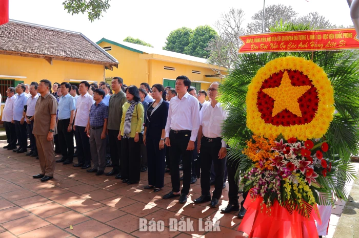 Đoàn công tác Học viện Quốc phòng dâng hương tưởng niệm các chiến sĩ cách mạng tại Nhà đày Buôn Ma Thuột