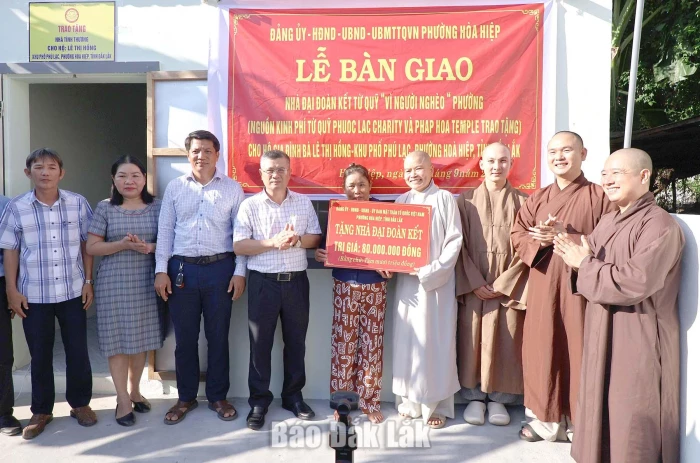 Bàn giao nhà Đại đoàn kết cho hộ nghèo phường Hòa Hiệp
