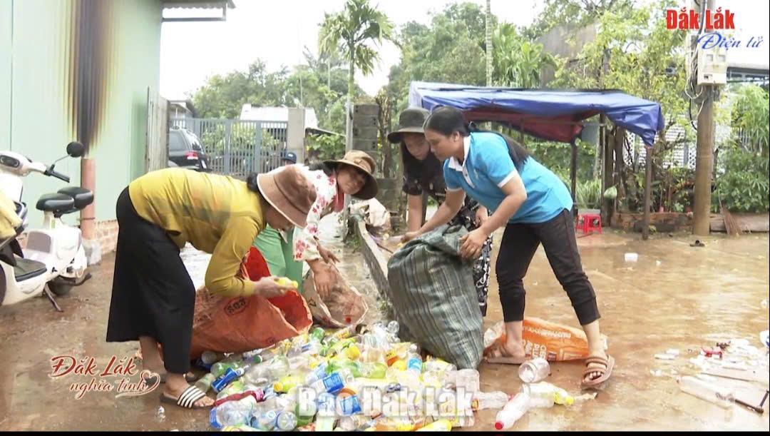 (Video) Thu gom phế liệu - Trao yêu thương
