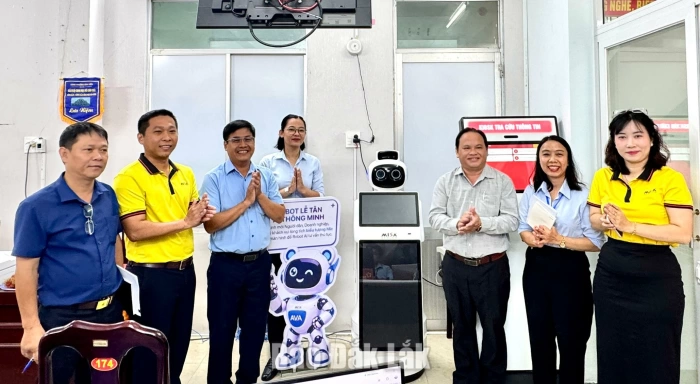 Phường Bình Kiến đưa robot lễ tân thông minh vào phục vụ người dân