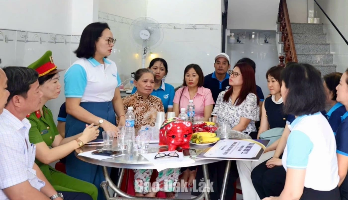 Bàn giao 8 nhà Tình thương cho hộ khó khăn ở phía Đông tỉnh