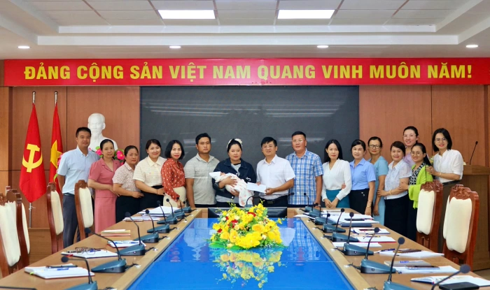 Bé gái sơ sinh bị bỏ rơi tại phường Buôn Ma Thuột được nhận nuôi