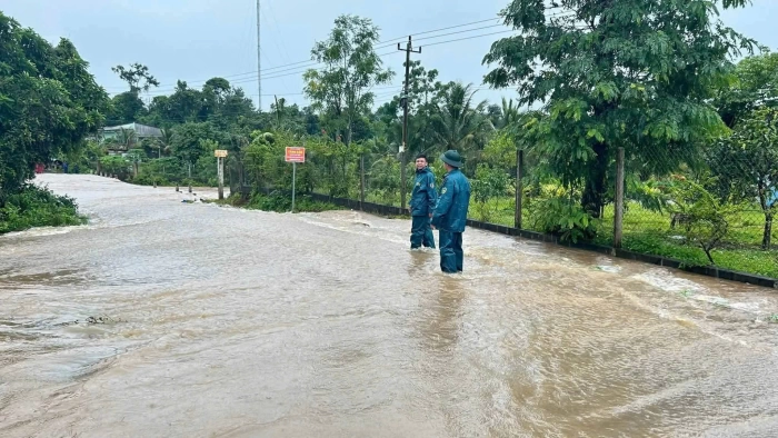 Chủ động ứng phó với mưa lớn, bảo đảm an toàn tại các điểm ngập cục bộ