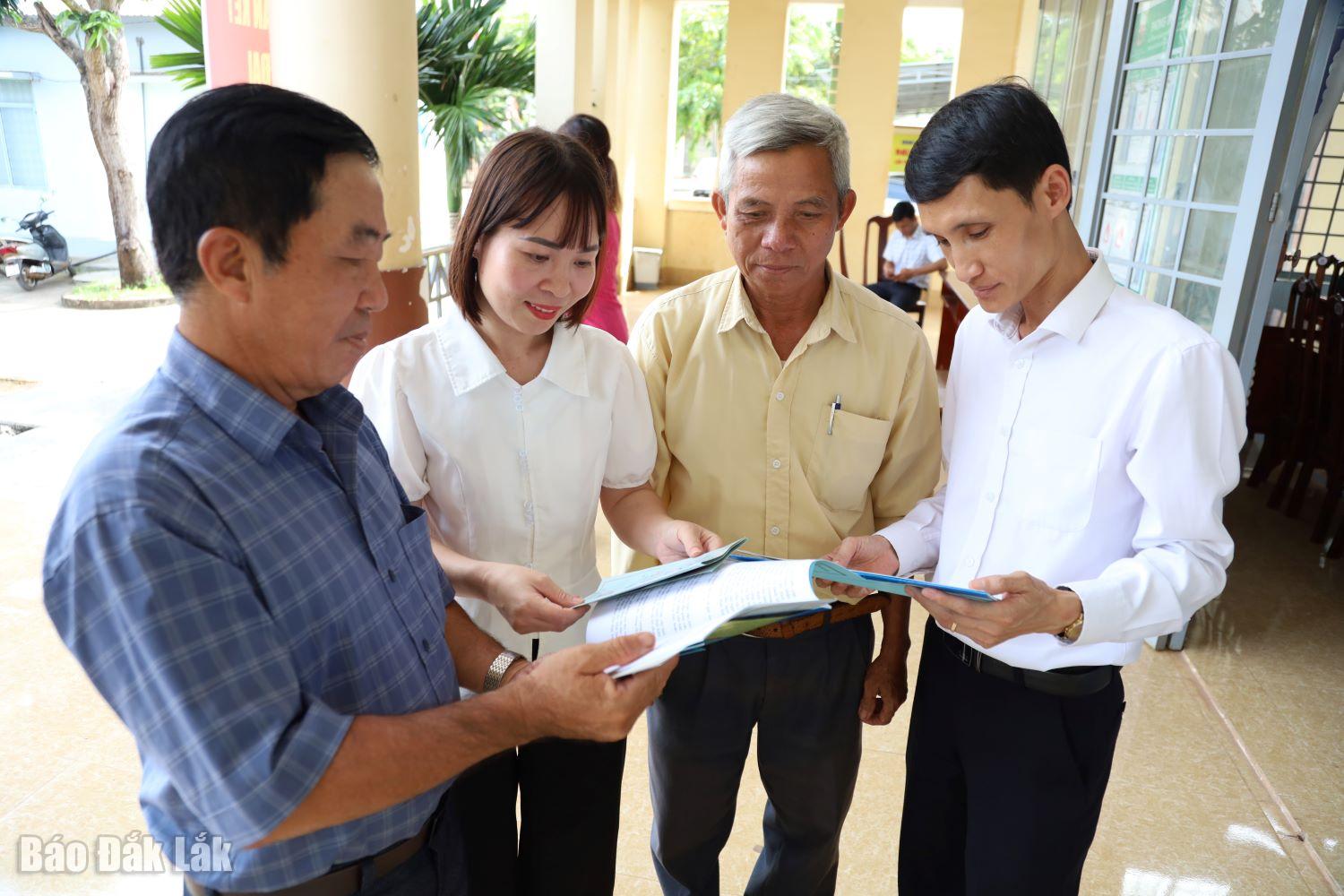 Hơn 200 cán bộ thôn, buôn xã Ea M’Droh được tập huấn trợ giúp pháp lý