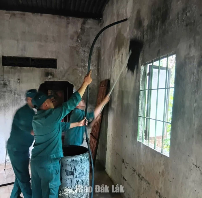 Xã Ea Wer chung tay giúp dân khắc phục hậu quả hỏa hoạn