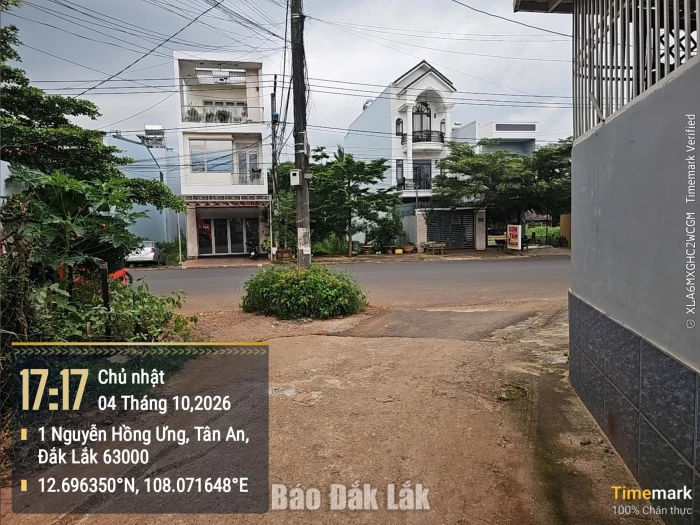 Trụ điện “án ngữ” tại ngã ba, tiềm ẩn nguy cơ mất an toàn